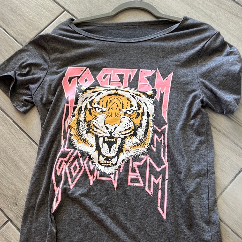 womens go get 'em tiger graphic tee!